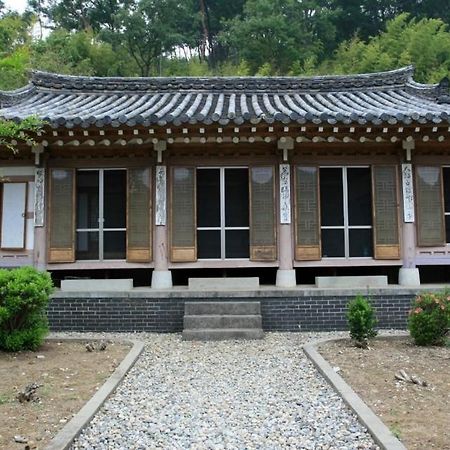 Goseong Choi Pilgan'S Old House Hotell Exteriör bild