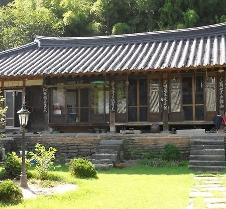 Goseong Choi Pilgan'S Old House Hotell Exteriör bild