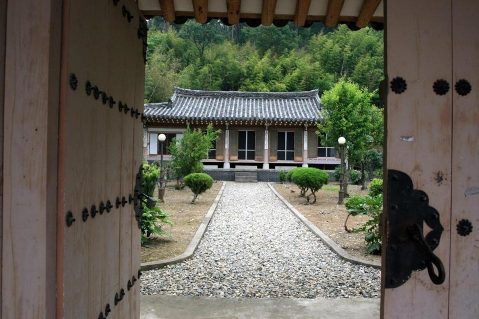 Goseong Choi Pilgan'S Old House Hotell Exteriör bild