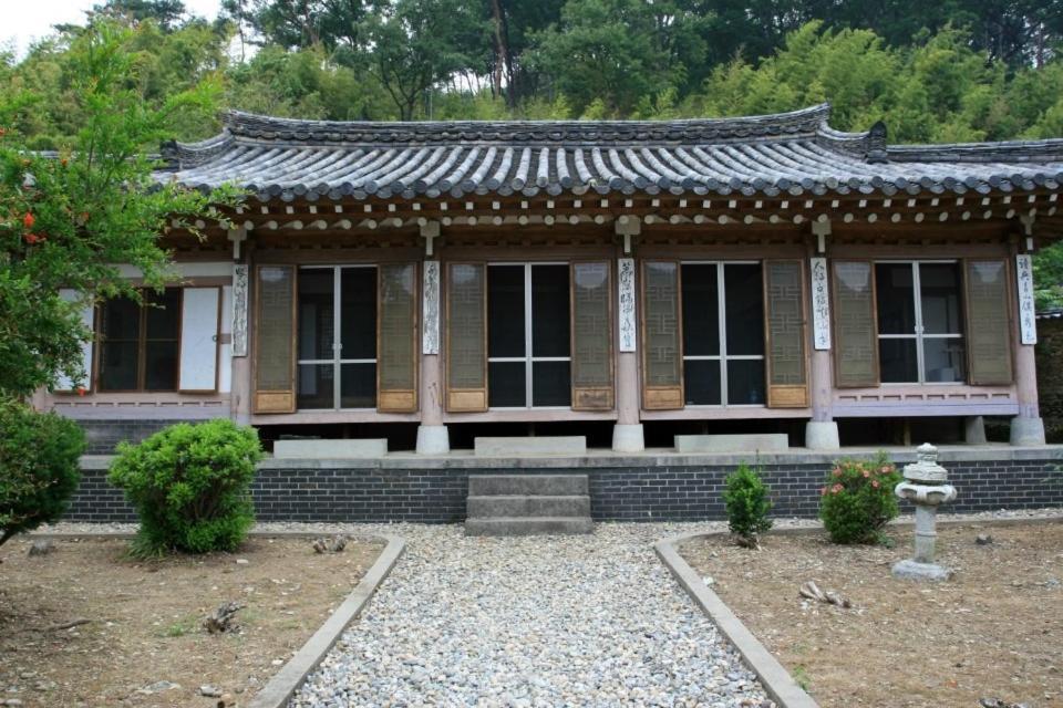 Goseong Choi Pilgan'S Old House Hotell Exteriör bild